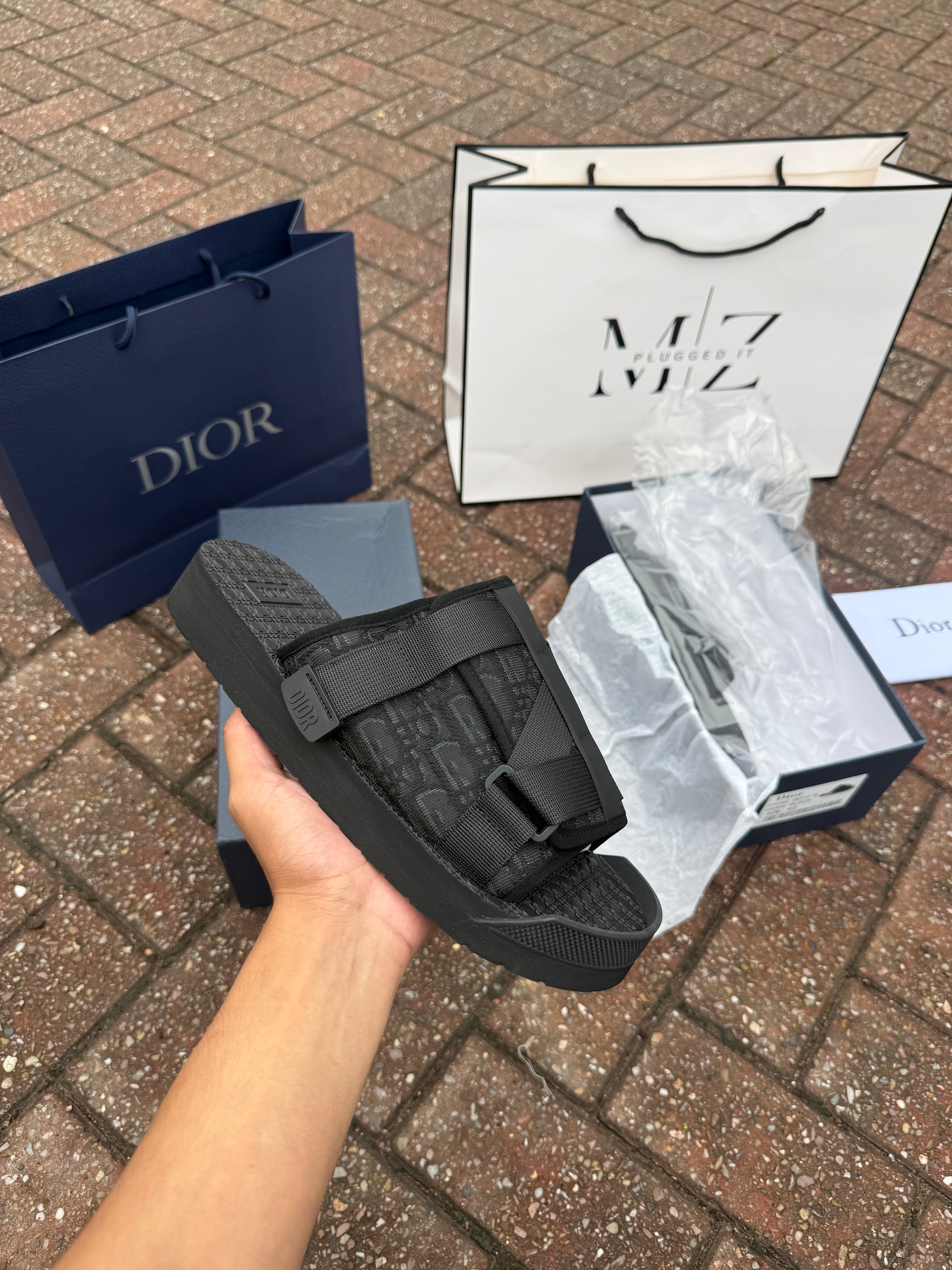 CD Triple Black Sliders